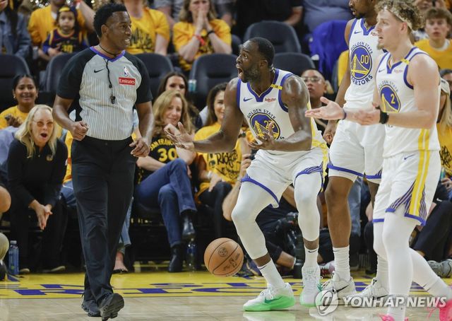 항의하는 드레이먼드 그린