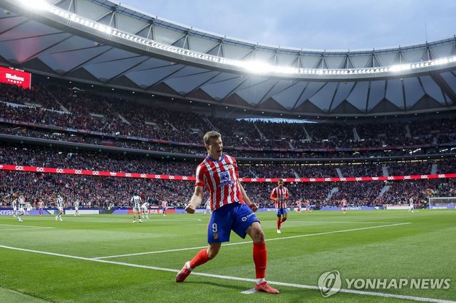 골 세리머니 하는 쇠를로트.