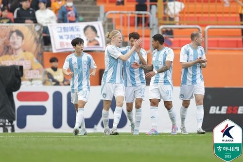 울산 루빅손(왼쪽에서 두 번째)이 득점 후 동료들과 기쁨을 나누고 있다. 