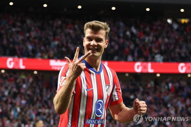 해트트릭을 달성한 후 손가락 세 개를 펴 보인 아틀레티코 마드리드의 쇠를로트.