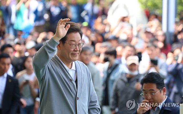 해남 지지자들에게 인사하는 이재명 후보