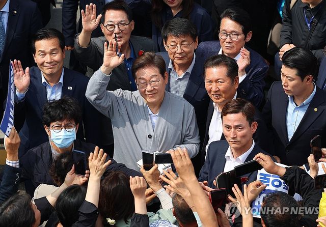 영암 지지자들과 인사하는 이재명 후보