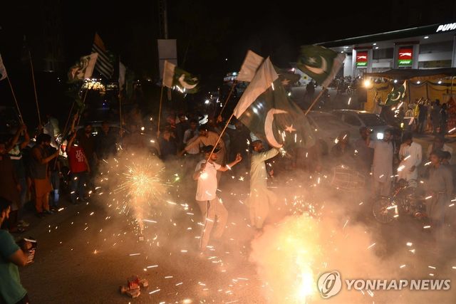 휴전 소식에 기뻐하는 파키스탄 시민들