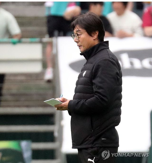 메모하는 황선홍 감독