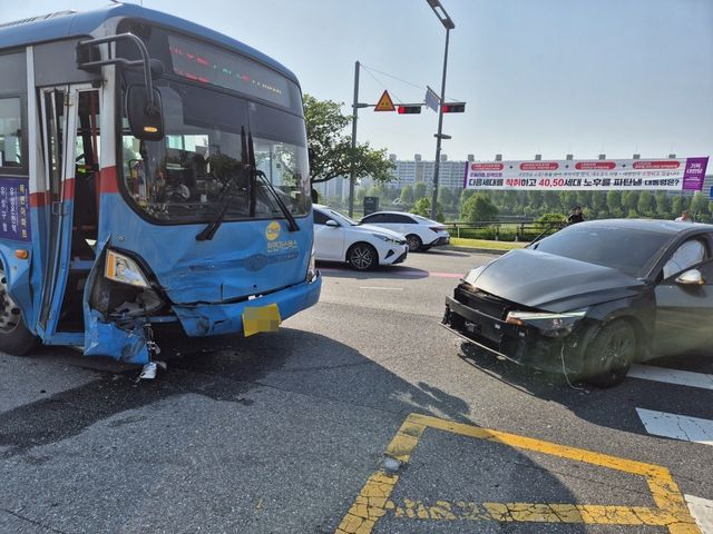 사고 난 마을버스와 승용차