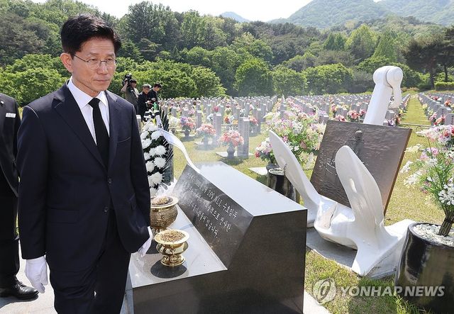 천안함 46용사 묘역 참배하는 김문수 후보