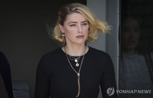 2022년 조니 뎁과의 명예훼손 소송 당시 법정에 나온 앰버 허드