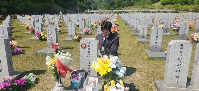 해병대 채 모 상병 묘역 참배하는 국민의힘 김용태 비상대책위원장 지명자
