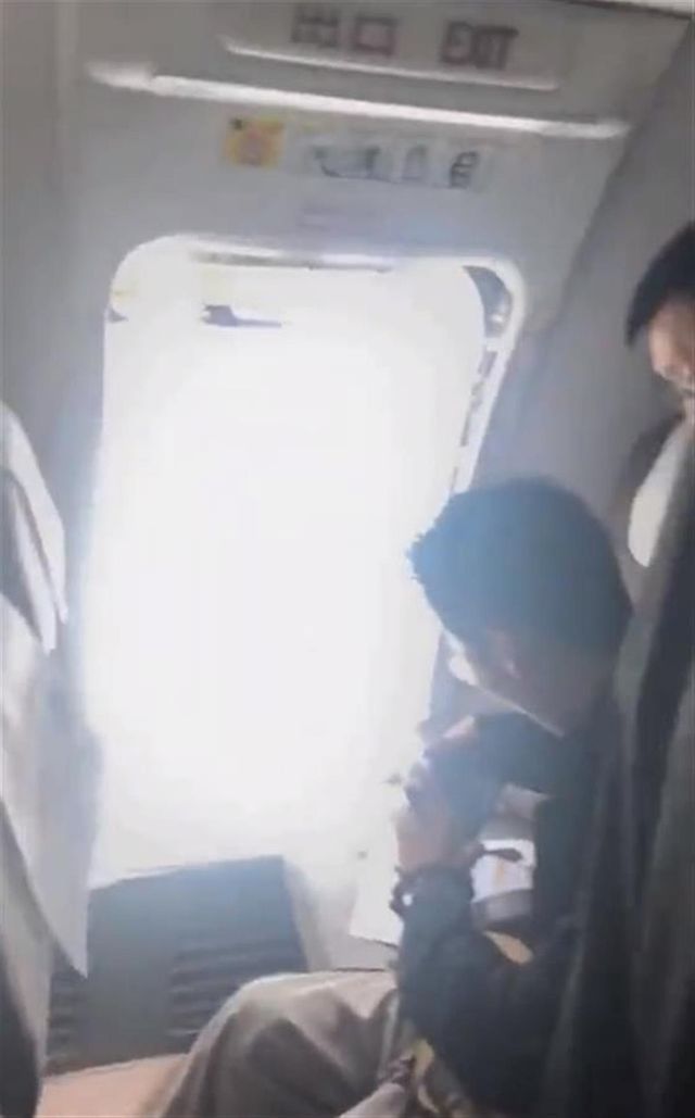 중국 여객기서 승객이 비상구 무단 개방