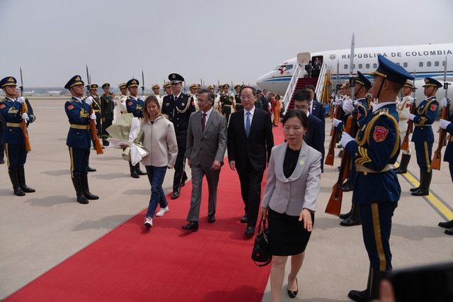 중국에서 환영받는 콜롬비아 대통령(레드카펫 가운데)