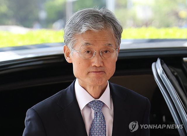 차에서 내리는 조희대 대법원장