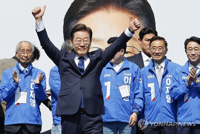 민주당 이재명 후보, '빛의 혁명' 광화문에서 첫 유세