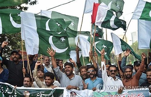 파키스탄서 휴전 기념 불꽃놀이