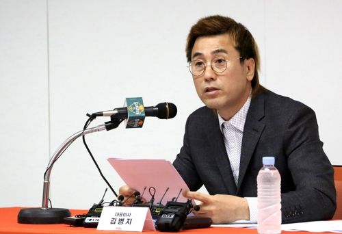 기자회견하는 김병지 강원FC 대표이사