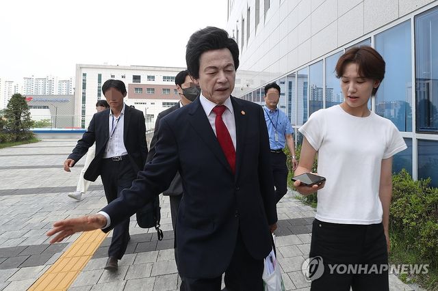 경찰 출석하는 허경영 국가혁명당 명예대표