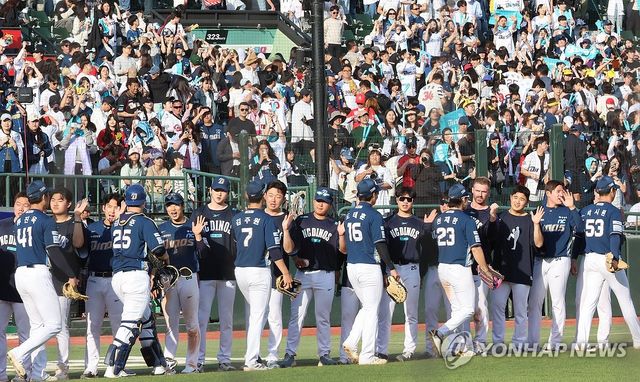 승리 기쁨 나누는 NC 선수들