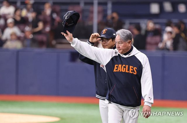 '12연승 한화' 김경문 감독, 관중에게 감사 인사