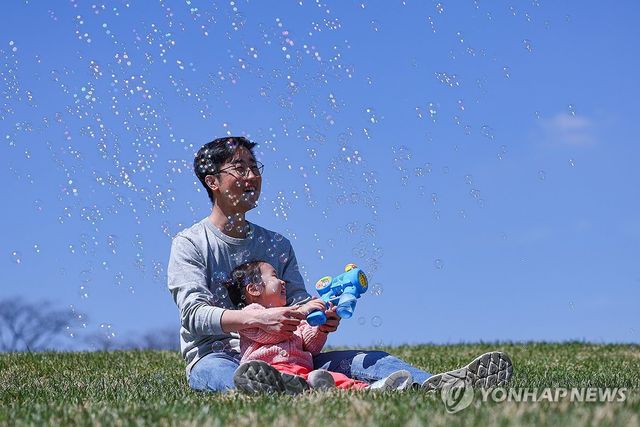 파란 하늘과 비눗방울