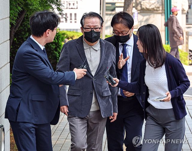 '건진법사' 전성배 씨 지방선거 공천헌금 의혹 공판 출석