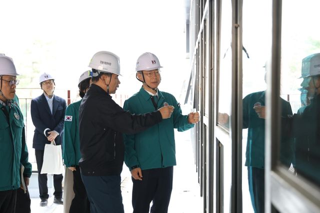 공사현장에서 시설물을 점검하는 장인홍 구청장