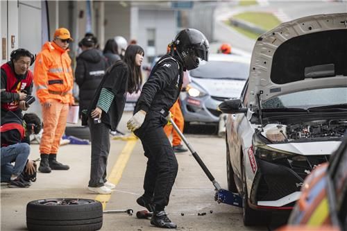 차량 정비를 펼치는 미캐닉들