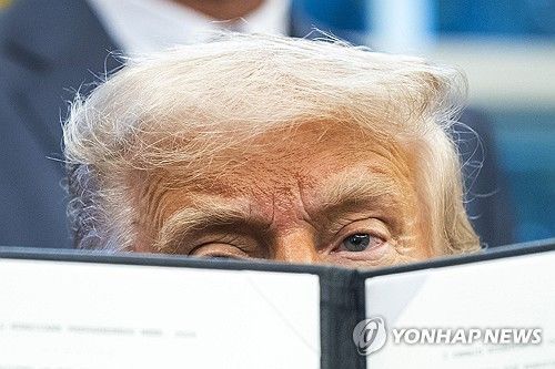 행정명령 서명하는 트럼프 대통령