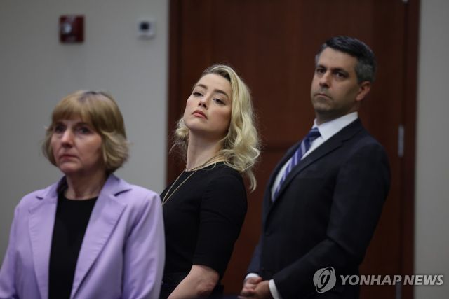 2022년 조니 뎁과의 명예훼손 소송 당시 법정에 나온 앰버 허드