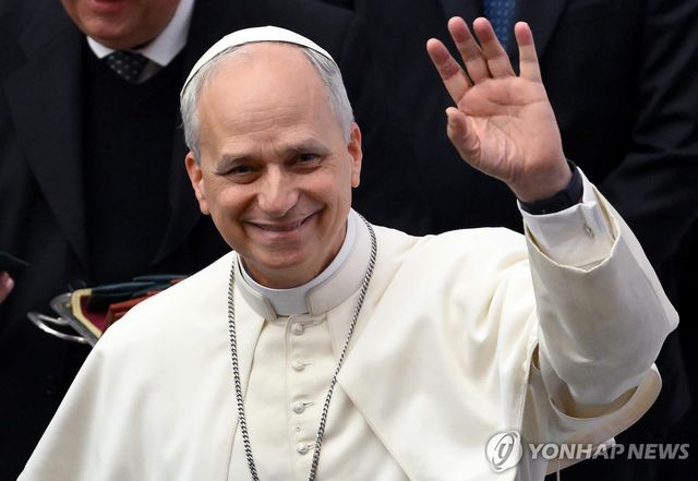 손 흔드는 레오 14세 교황