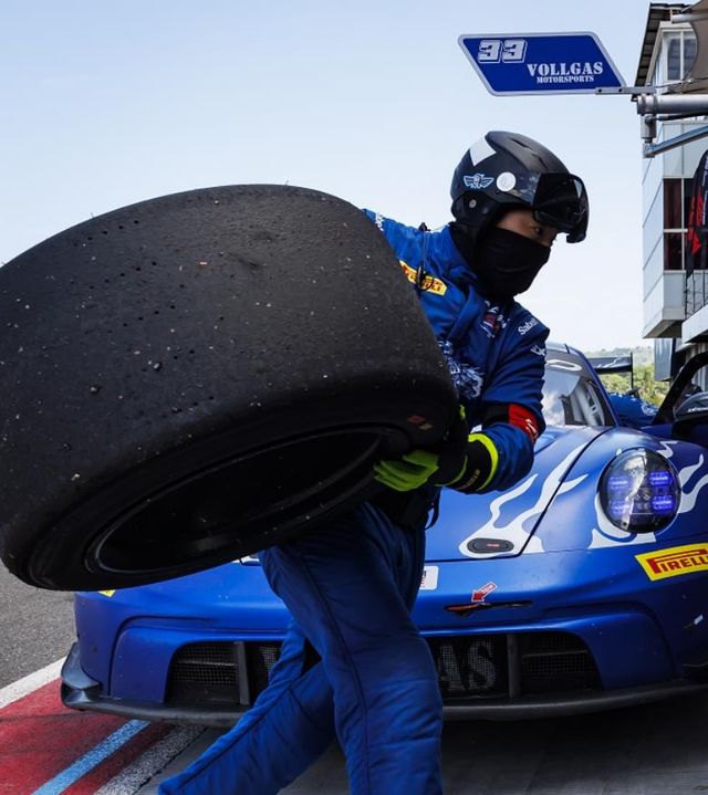 타이어 교체에 나선 볼가스 모타스포츠의 미캐닉