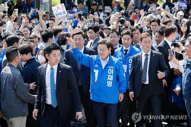 동탄 주민 향해 인사하는 이재명 후보