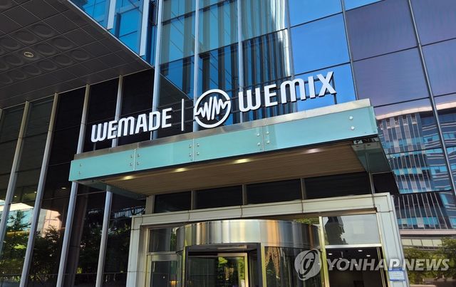 경기 성남시 위메이드 사옥 입구의 위메이드·위믹스 로고