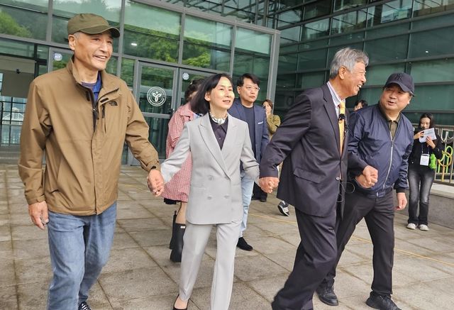 50년 만에 만난 홍순길(78) 전 성북강북교육지원청 교육장과 제자들. 2025.05.09. 