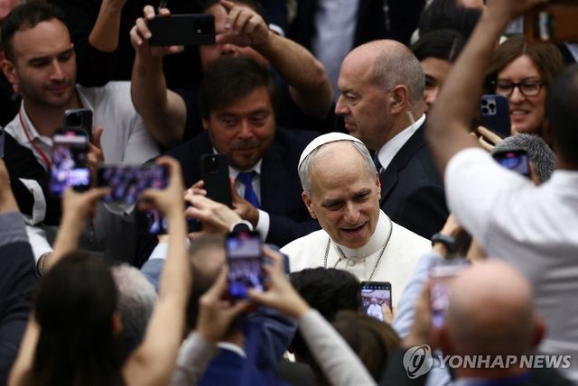 교황 향한 열띤 관심