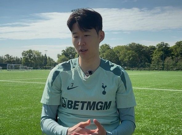 인터뷰하는 손흥민