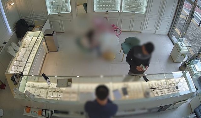 A씨가 절취한 귀금속을 현금으로 바꾸는 모습
