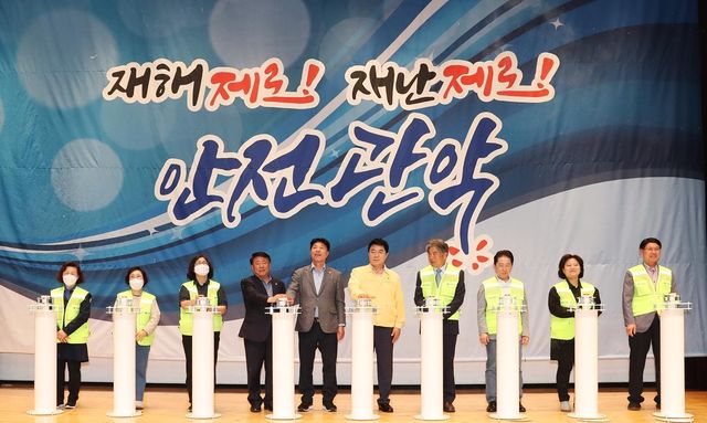 지난해 주민들과 함께 침수재해약자 동행파트너 발대식에 참여한 박준희 관악구청장