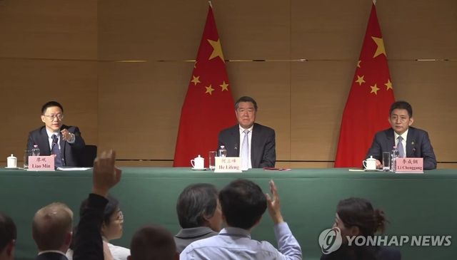 스위스 제네바에서 기자회견 연 허리펑 중국 수석대표(가운데)