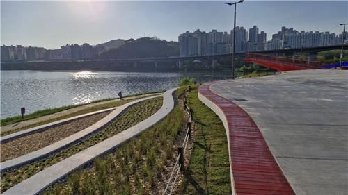 서울 중랑천 '놀빛광장' 전경