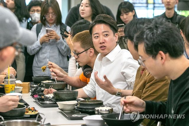 학생들과 점심 먹는 이준석 후보