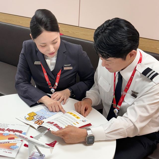 이스타항공 세이프티 스타 읽는 승무원들