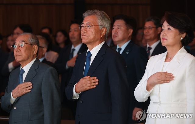 국기에 경례하는 문재인 전 대통령