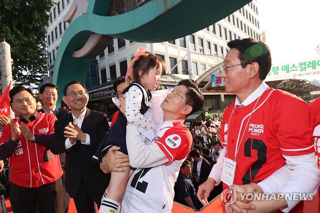 서문시장서 인사하는 김문수 후보