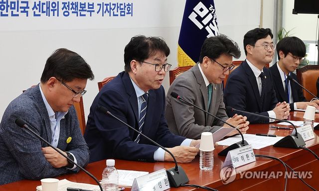 발언하는 이한주 민주당 총괄선대본부 정책본부 본부장