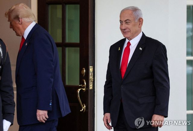 지난 4월 7일 백악관 방문 때 도널드 트럼프 미국 대통령 바라보는 베냐민 네타냐후 이스라엘 총리