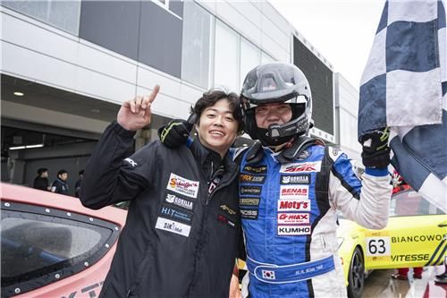 INGT1 클래스에서 우승한 김현석(오른쪽)과 원대한