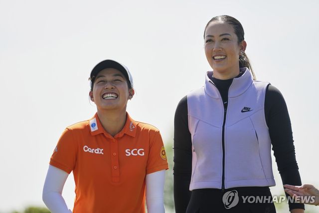 미즈호 아메리카스오픈에서 우승한 지노 티띠꾼(왼쪽)과 대회 주최자인 미셸 위