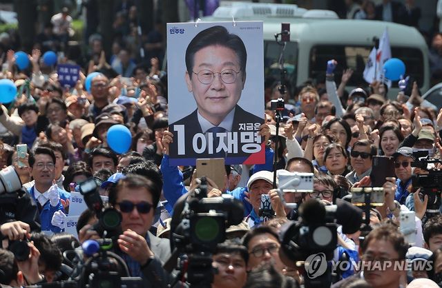 이재명 후보 연설 듣는 지지자들