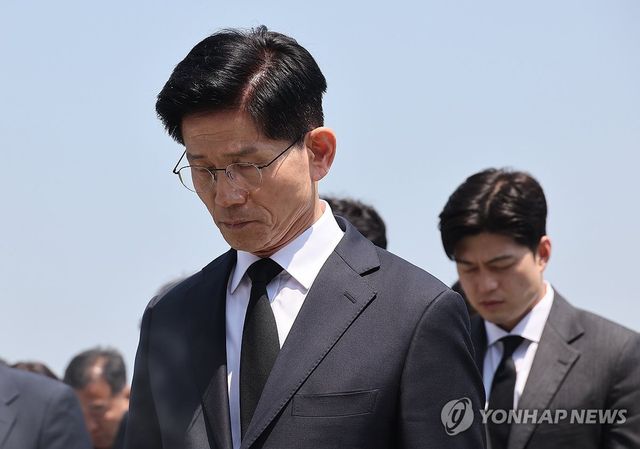 국립대전현충원 현충탑 참배하는 김문수 후보