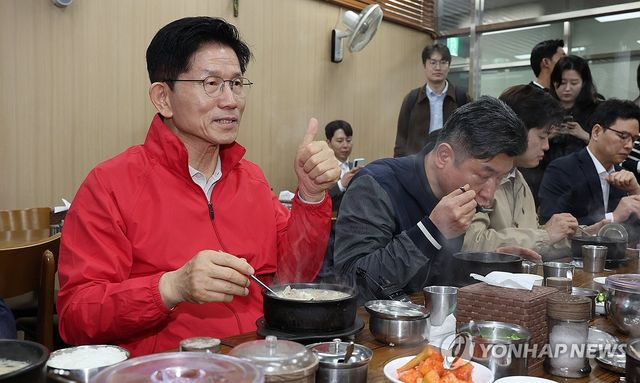순대국밥 먹는 김문수 후보