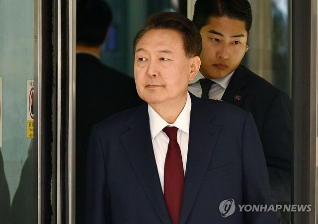 법원 나서는 윤석열 전 대통령